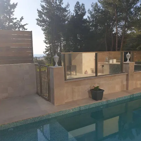 Schoene Im Gruenen Mit Privater Pool Und Meeresblick